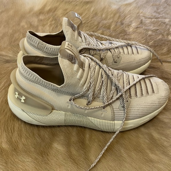 Men’s Under Armour tennis shoes - Picture 2 of 6